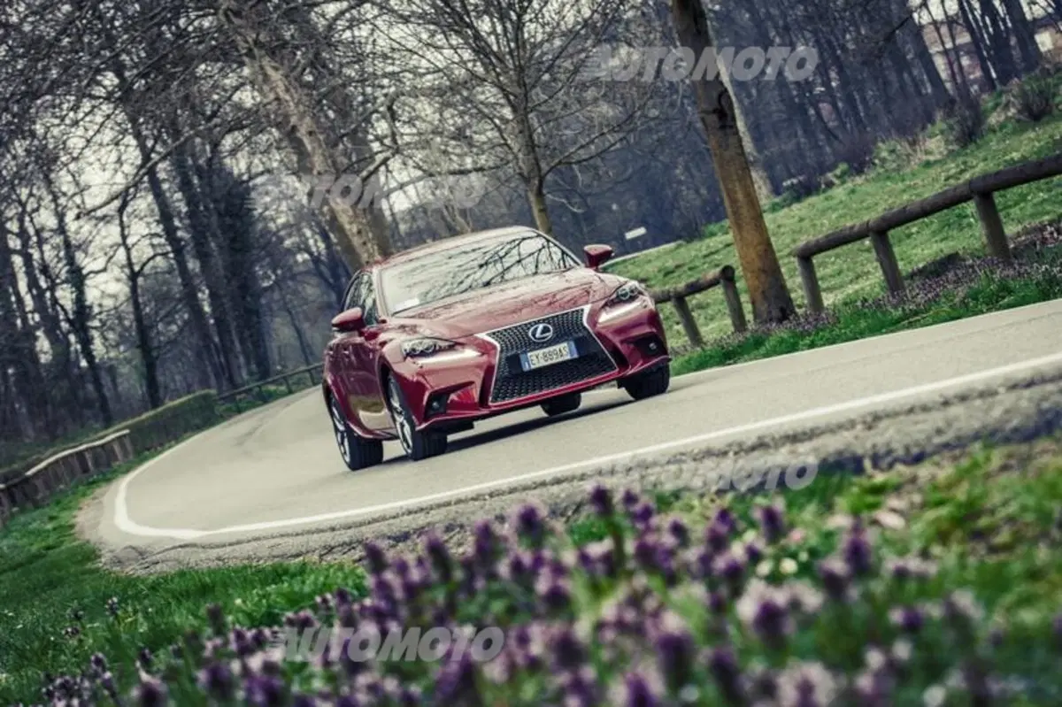 Lexus Is 300h [video] (26)