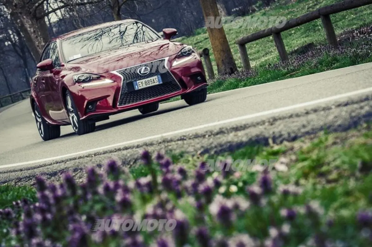 Lexus Is 300h [video] (27)