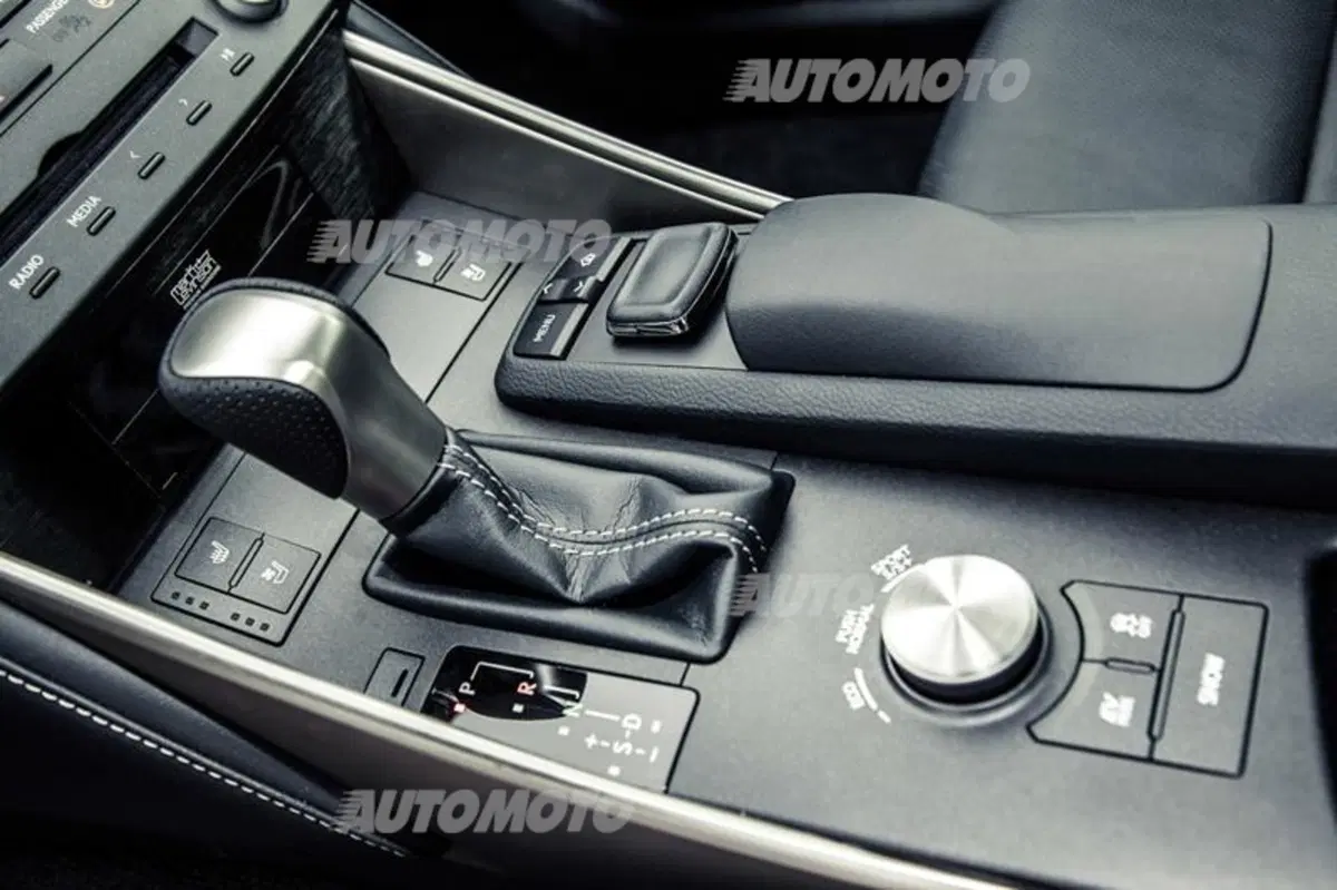 Lexus Is 300h [video] (34)