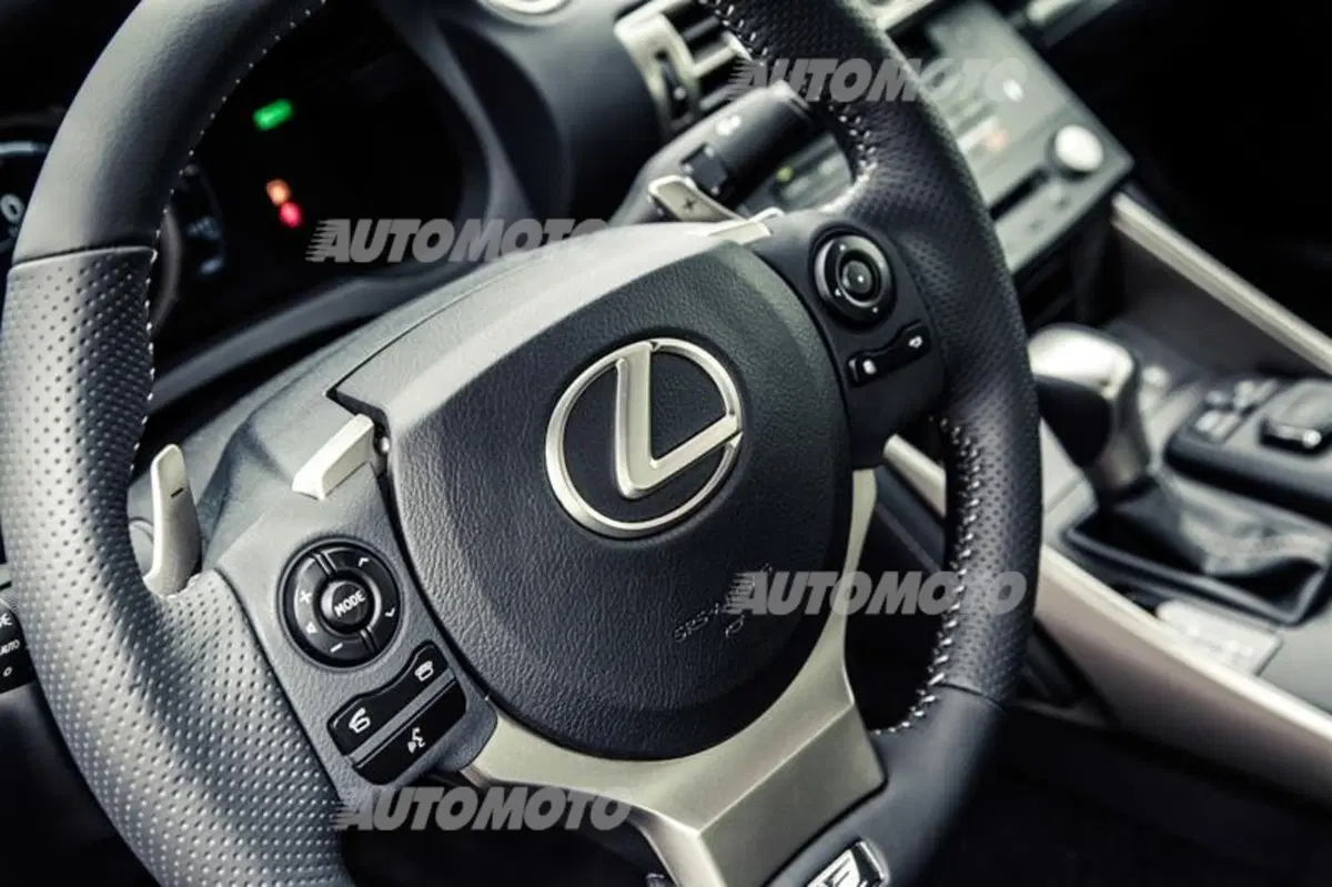 Lexus Is 300h [video] (35)