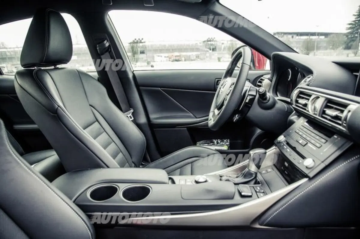 Lexus Is 300h [video] (40)