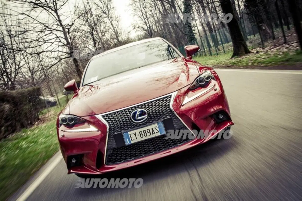 Lexus Is 300h [video] (44)