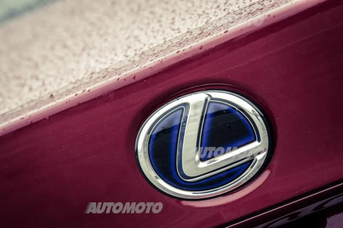 Lexus Is 300h [video] (46)