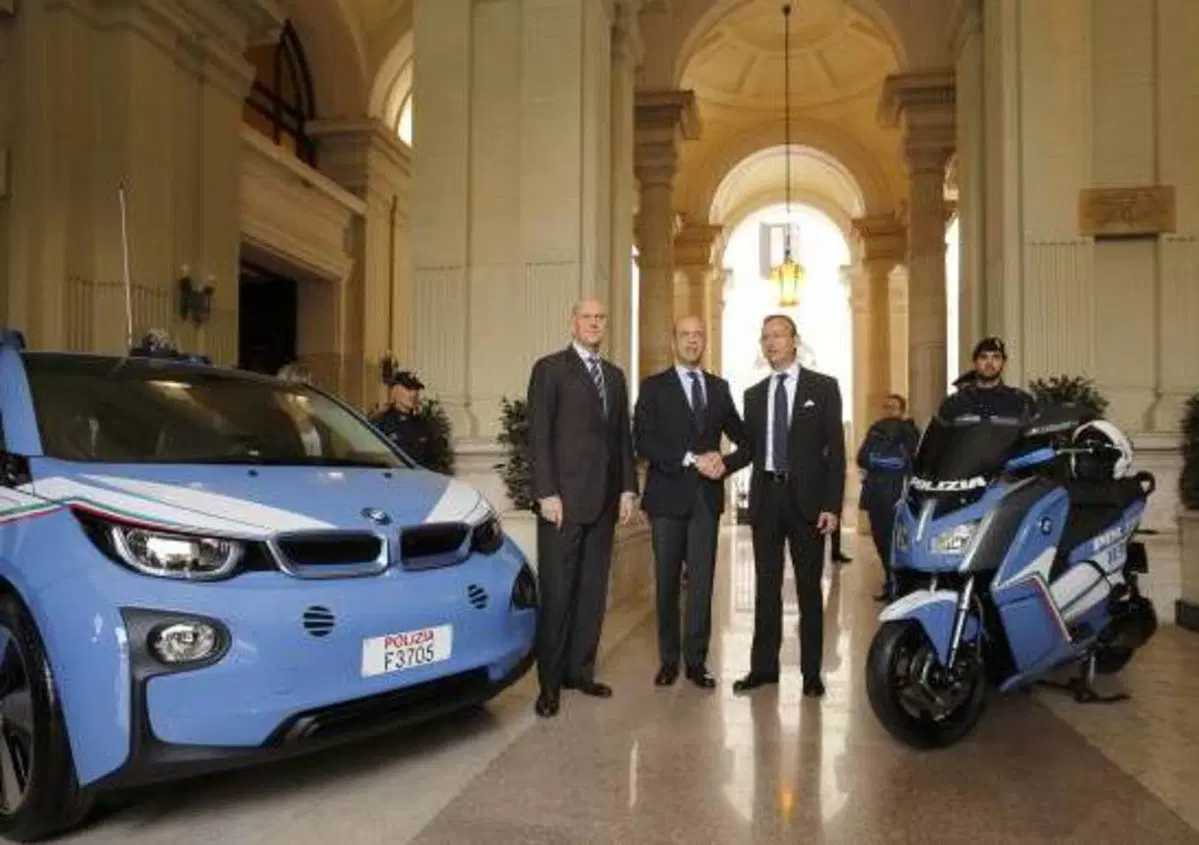 BMW: auto e scooter elettrici alla Polizia di Stato per Expo 2015