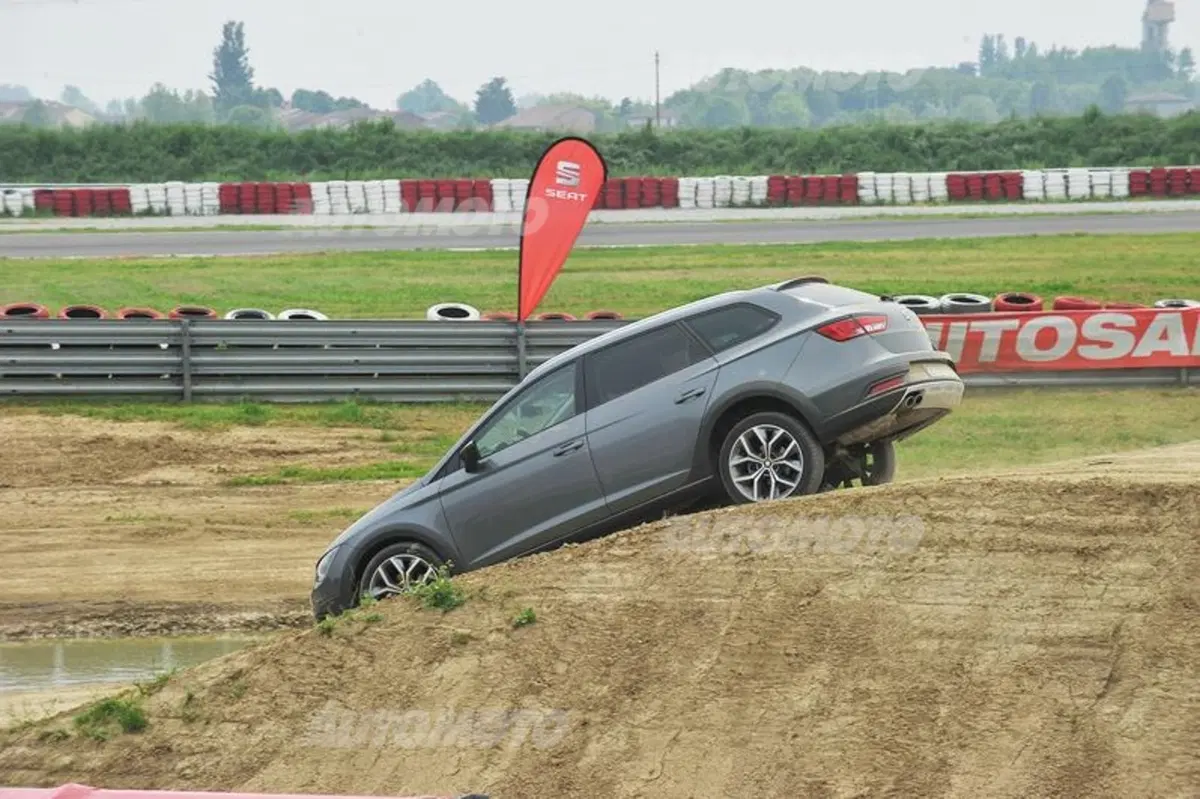 Seat Leon ST: dal fango alla pista (32)