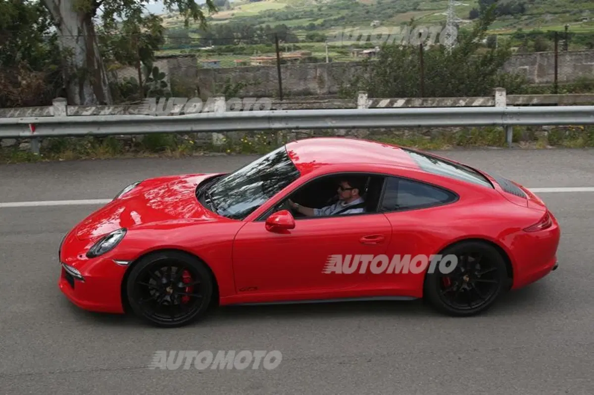 Porsche 911 GTS (2)