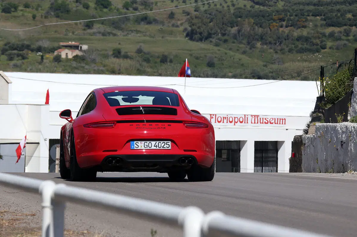 Porsche 911 GTS (3)
