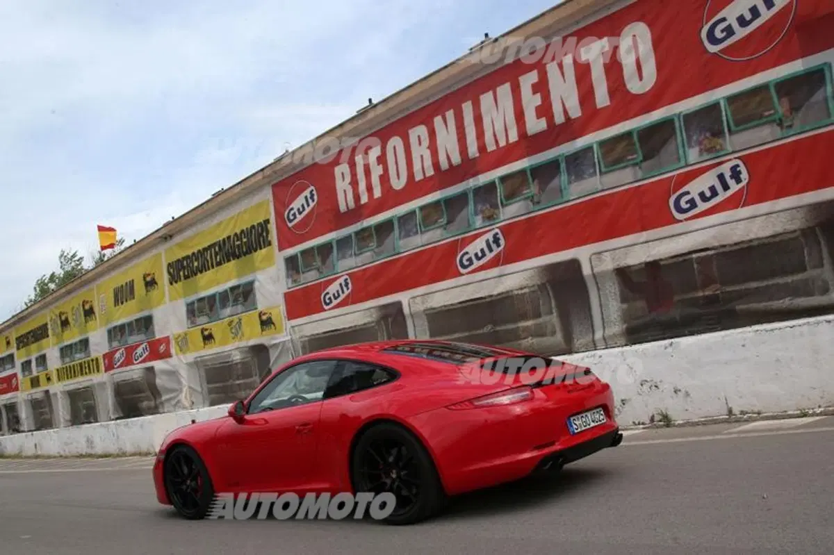 Porsche 911 GTS (4)