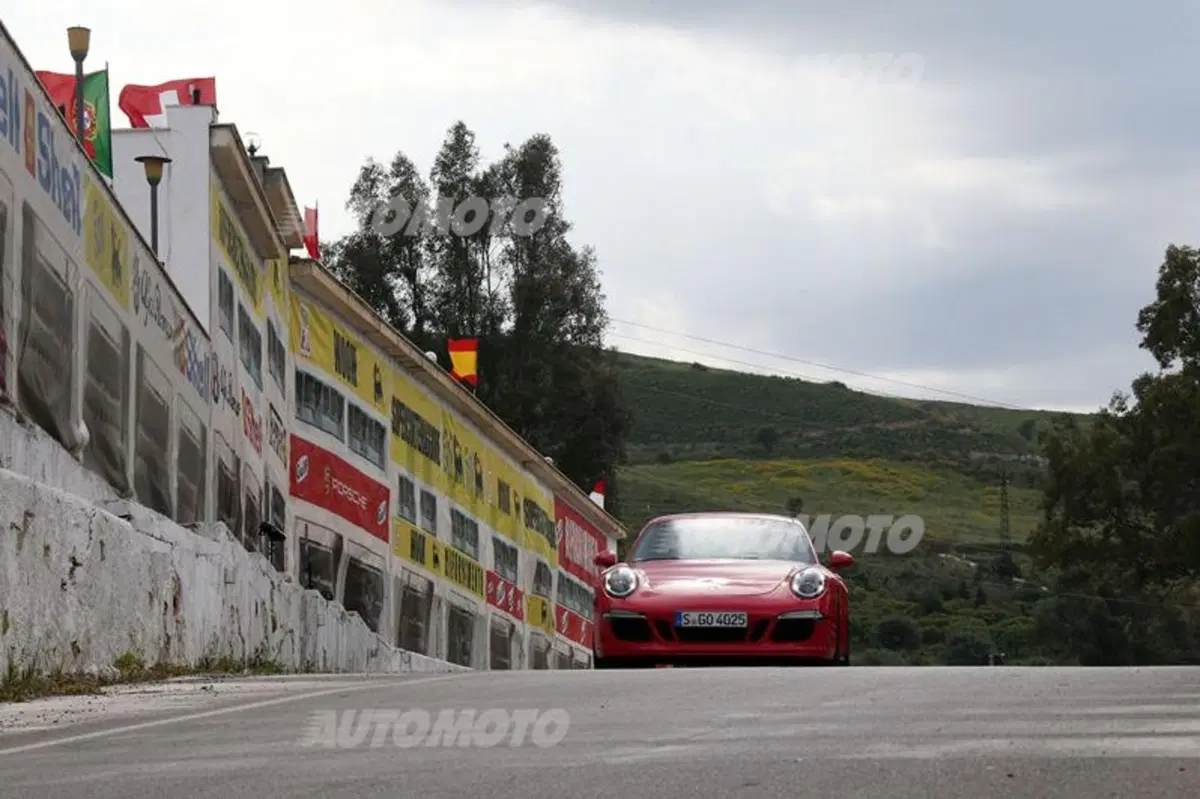 Porsche 911 GTS (18)