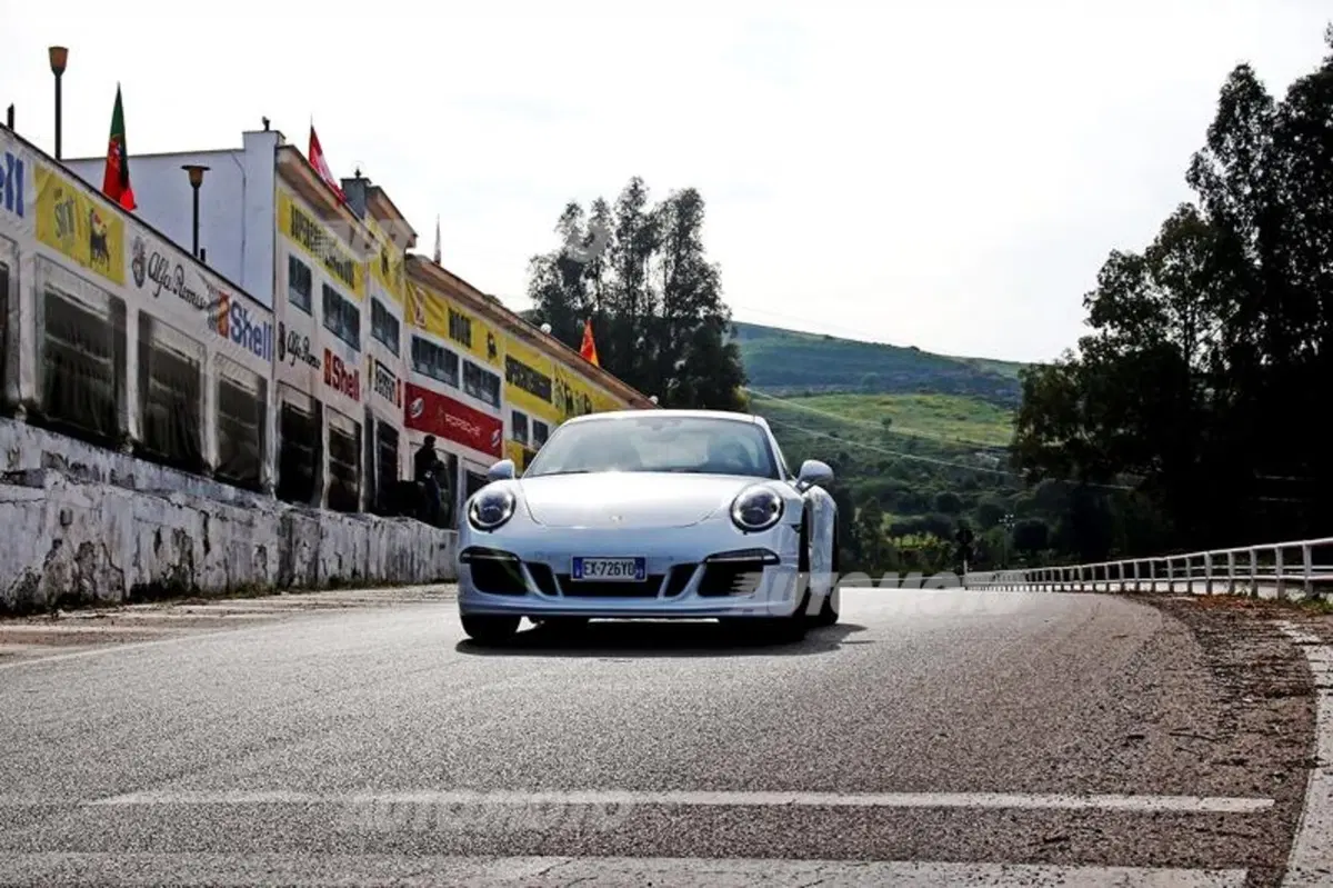 Porsche 911 GTS (23)