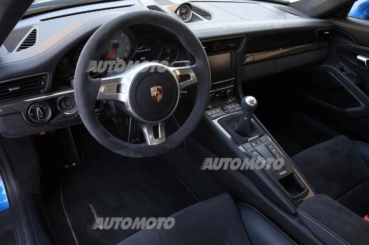 Porsche 911 GTS (26)