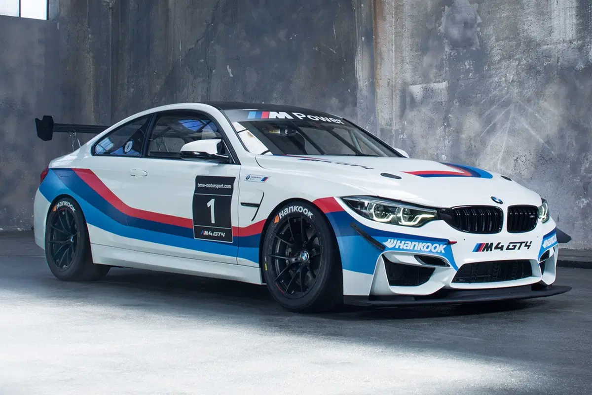 BMW M4 GT4, dalla strada alla pista [Video]