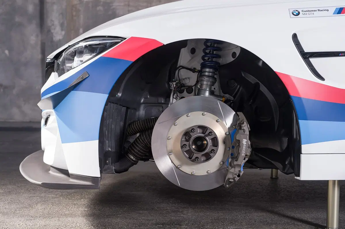BMW M4 GT4, dalla strada alla pista [Video] (4)