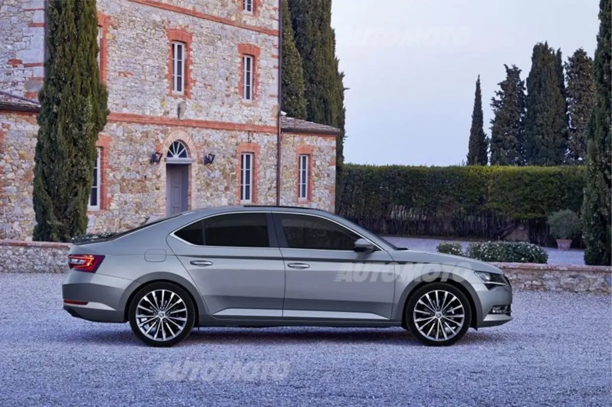 Nuova Skoda Superb (8)