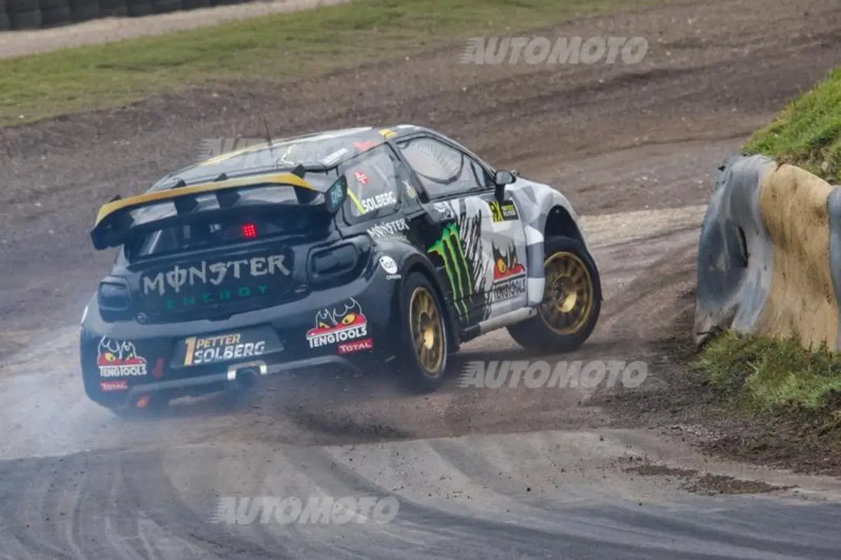 WRX 2015: Rallycross di Gran Bretagna, il lungo volo di Petter Solberg (10)