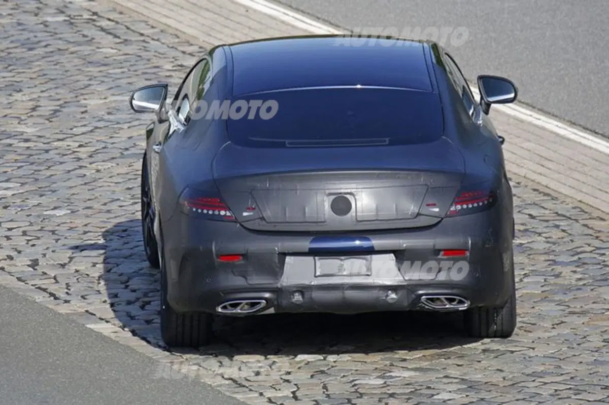 Mercedes Classe C Coupé: ultimi test per il muletto (7)
