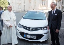 Opel: una Ampera-e a Papa Francesco 
