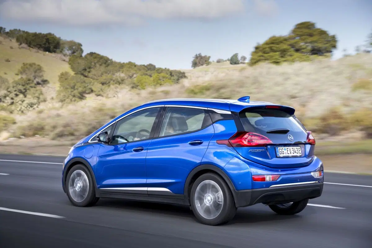 Opel: una Ampera-e a Papa Francesco  (4)