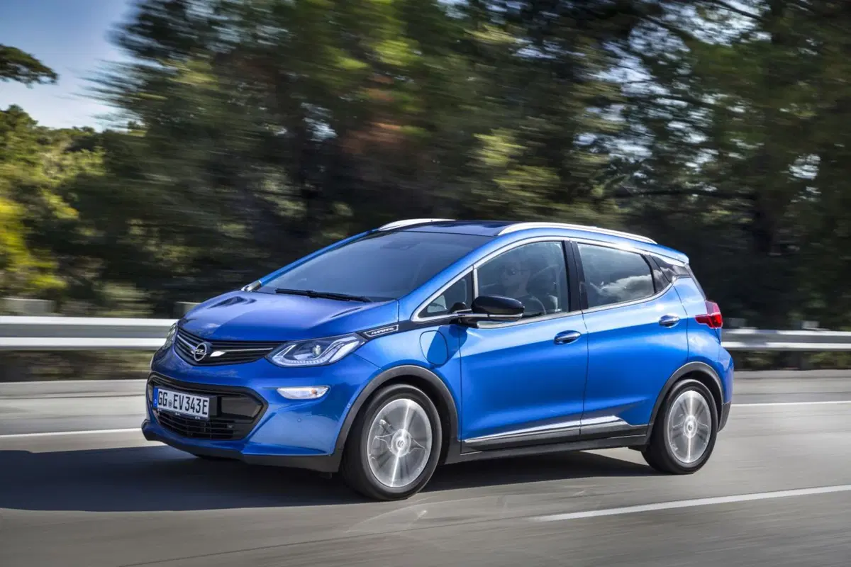 Opel: una Ampera-e a Papa Francesco 