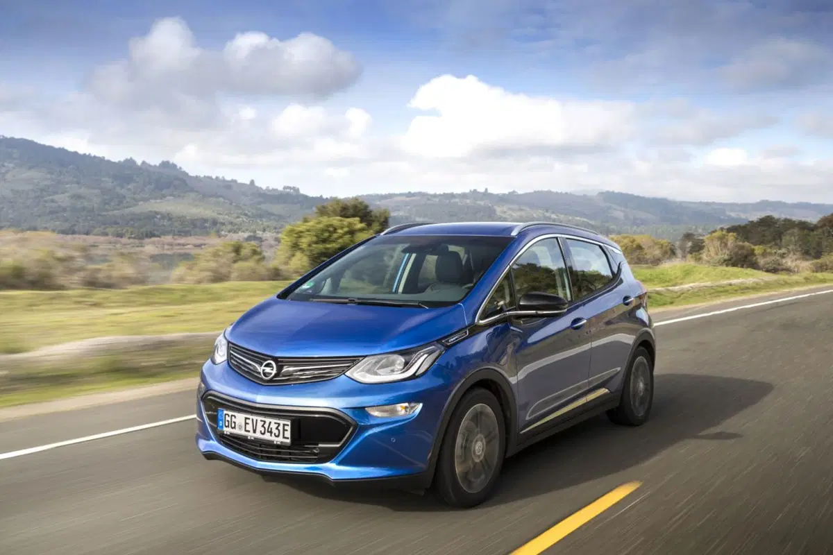 Opel: una Ampera-e a Papa Francesco  (6)