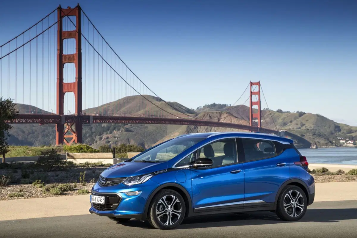 Opel: una Ampera-e a Papa Francesco  (8)