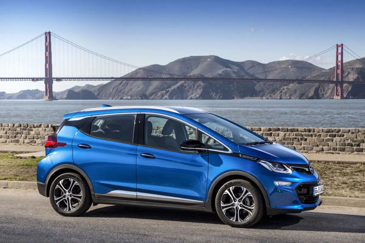 Opel: una Ampera-e a Papa Francesco  (10)