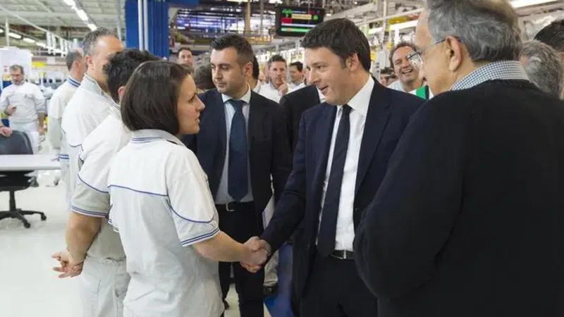 Renzi a Melfi: &laquo;Non vedo l'ora di comprarmi un'Alfa Romeo&raquo;