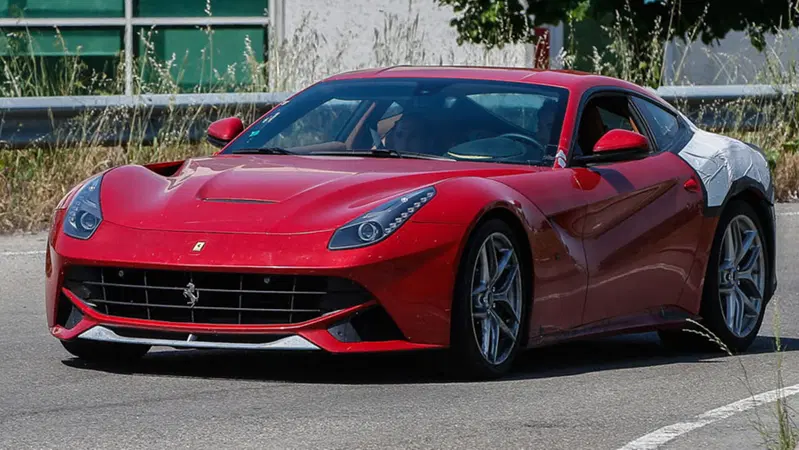 Ferrari F12: beccata su strada la versione "M"
