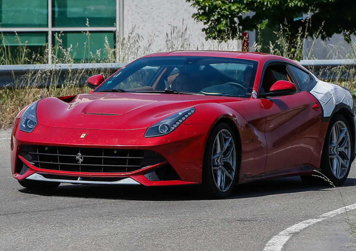 Ferrari F12: beccata su strada la versione "M"