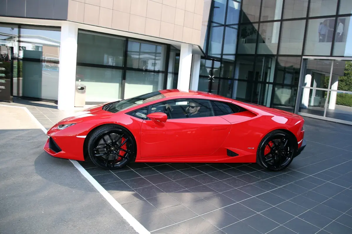 Casey Stoner visita la Lamborghini (2)