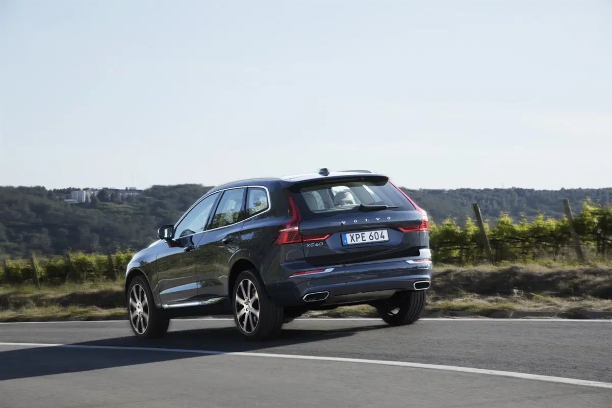 Volvo XC60 SUV 2017, la piccola XC90 con il Pilot Assist | Primo test (15)