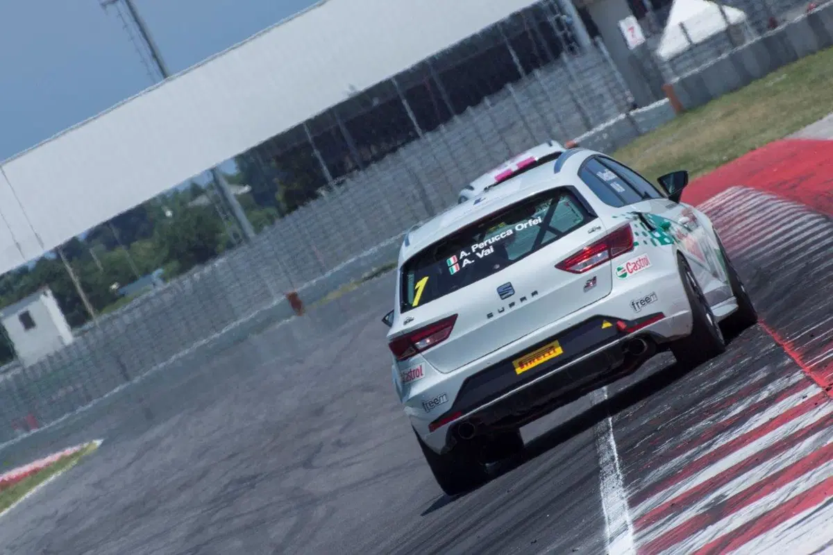 Seat ST Cupra Cup 2017, fuoco e fiamme per il secondo posto [Video] (6)