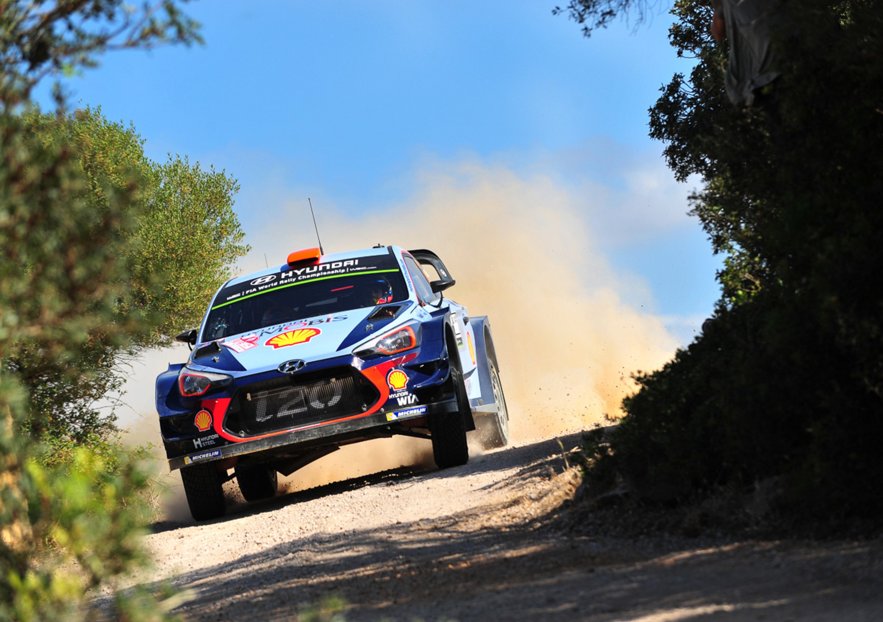 WRC17 Italia Sardegna. Tappa 1. Paddon (Hyundai) nel Valzer delle Sorprese