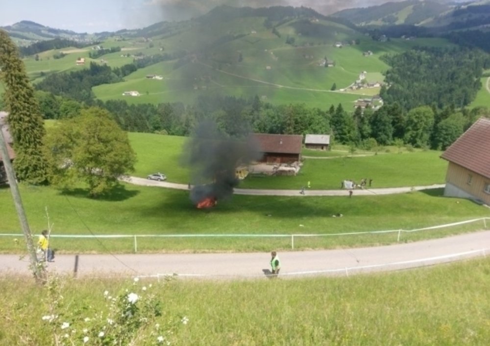 L&#039;auto in fiamme - Bild: Leser-Reporter 20 Minuten online CH