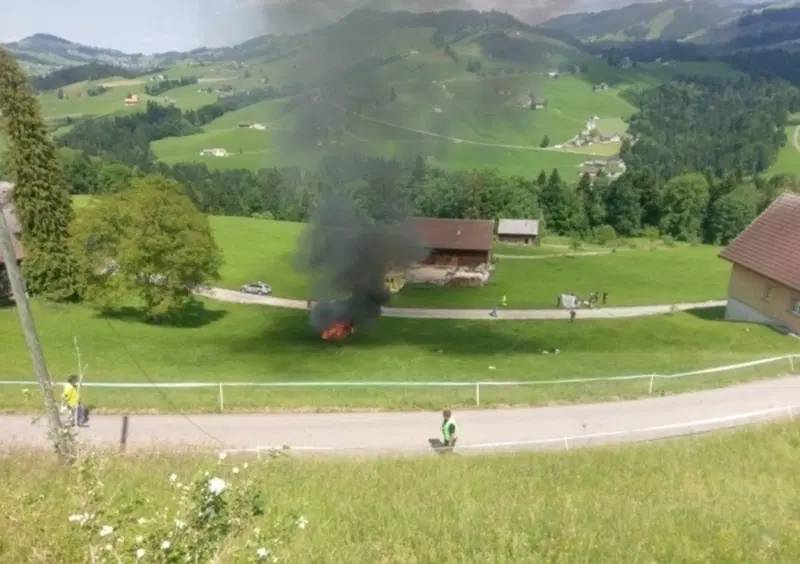 L'auto in fiamme - Bild: Leser-Reporter 20 Minuten online CH