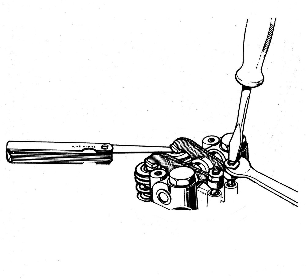 Il disegno mostra la regolazione del gioco delle valvole (misurato per mezzo di uno spessimetro), effettuata ruotando il registro dopo avere allentato il controdado