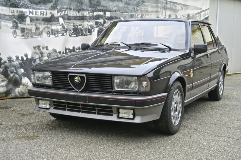 Alfa Romeo Giulietta 2000 Turbo di Autodelta e Balduzzi: potenza che non significa arroganza. Tratto molto dinamico la linea che nasce dal cofano e ricopre l'auto fino al tetto, rimarcata anche dalla grondaia. Grigio, rosso e nero caratterizzavano molto le Alfa pi&ugrave; sportive dell'epoca, creando un abbinamento sportivo ma non pacchiano. Il design di calandra e feritoie del paraurti allineate danno un interessante spunto di confronto nell' epoca odierna di &ldquo;single frame&rdquo; obbligatorio. La freccetta curvata trasforma la linea rettilinea del frontale nell'andamento a cuneo della fiancata e conferisce il tratto saliente del muso di Giulietta. In quest'auto &egrave; racchiusa la linea futura della &ldquo;33&rdquo;, pi&ugrave; venduta ma meno graffiante e personale