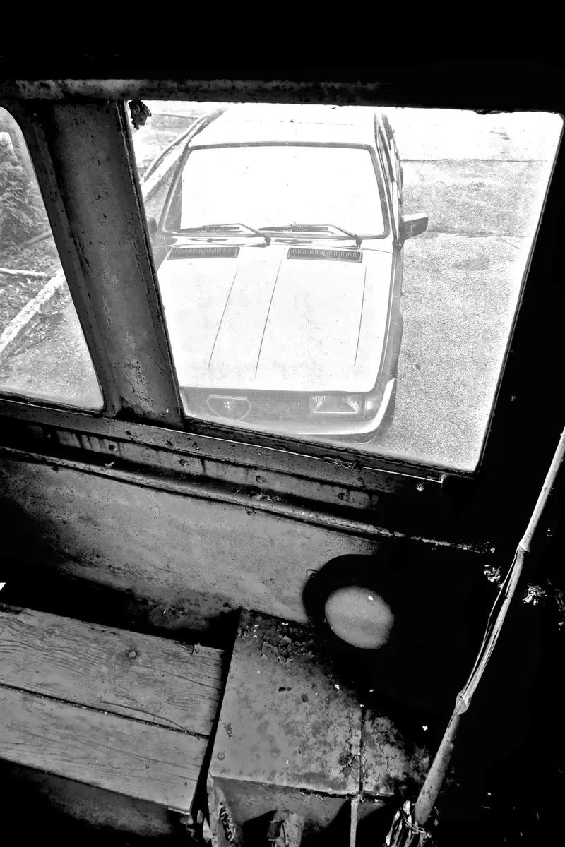 Base ad Autodelta, missile agganciato. Giulietta fu l'ultima Alfa dalla linea e dall'indole &ldquo;spensierata&rdquo;prima della forte crisi che port&ograve; il marchio al fallimento. Per capire come in generale si andavano a guastarsi i tempi negli anni '70 ascoltiamo il capolavoro assoluto &ldquo;Storia di un minuto&rdquo;della Pfm del '72, tripudio di inventiva e vitalit&agrave;, pensando alla coeva Alfetta, e poi ascoltiamo l'inquietantissima - anch'essa capolavoro - &ldquo;Trans Europe Express&rdquo;dei Kraftwerk del'77, coeva di Giulietta: qualcosa di non vitale stava muovendosi o semplicemente si stava esaurendo un epoca di grande creativit&agrave; culturale.  Sempre del '77 era &ldquo;Ti amo&rdquo;di Umberto Tozzi, senza dubbio pi&ugrave; ascoltata nei mangianastri e consona alla nostra bella di Arese