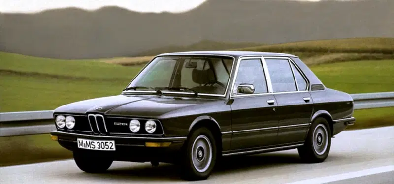 La Bmw Serie 5 E12: bellissima, ben realizzata e di una classe straordinaria. Un osso duro da rodere per Giulietta, ma su strada la dinamica era dalla sua parte. Giulietta era molto pi&ugrave; povera di Bmw, guardiamo solo lo specchietto! Ma la qualit&agrave; meccanica di Giulietta non le fece temere il confronto e infatti, in Germania, l'Alfa fu venerata da moltissimi appassionati. Siamo sempre stati poveri ma ci ha sempre aiutato l'ingegno