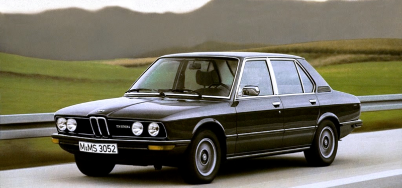 La Bmw Serie 5 E12: bellissima, ben realizzata e di una classe straordinaria. Un osso duro da rodere per Giulietta, ma su strada la dinamica era dalla sua parte. Giulietta era molto pi&ugrave; povera di Bmw, guardiamo solo lo specchietto! Ma la qualit&agrave; meccanica di Giulietta non le fece temere il confronto e infatti, in Germania, l&#039;Alfa fu venerata da moltissimi appassionati. Siamo sempre stati poveri ma ci ha sempre aiutato l&#039;ingegno