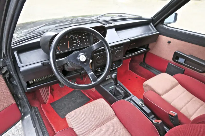 Gli interni a luci rosse di &ldquo;Turbodelta&rdquo;, adatti alla tempra dell'auto