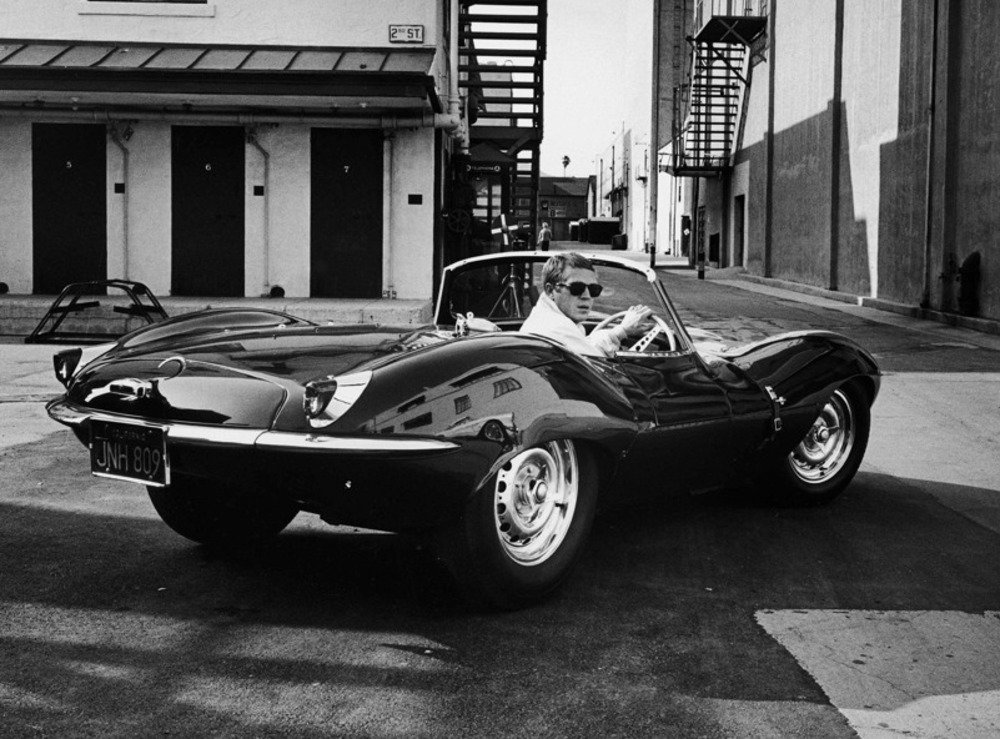Steve McQueen e la Jaguar XKSS son passati da oltre mezzo secolo, con meno di 10K per&ograve; un giro in Cabrio lo possiamo fare in tanti, senza esser mito