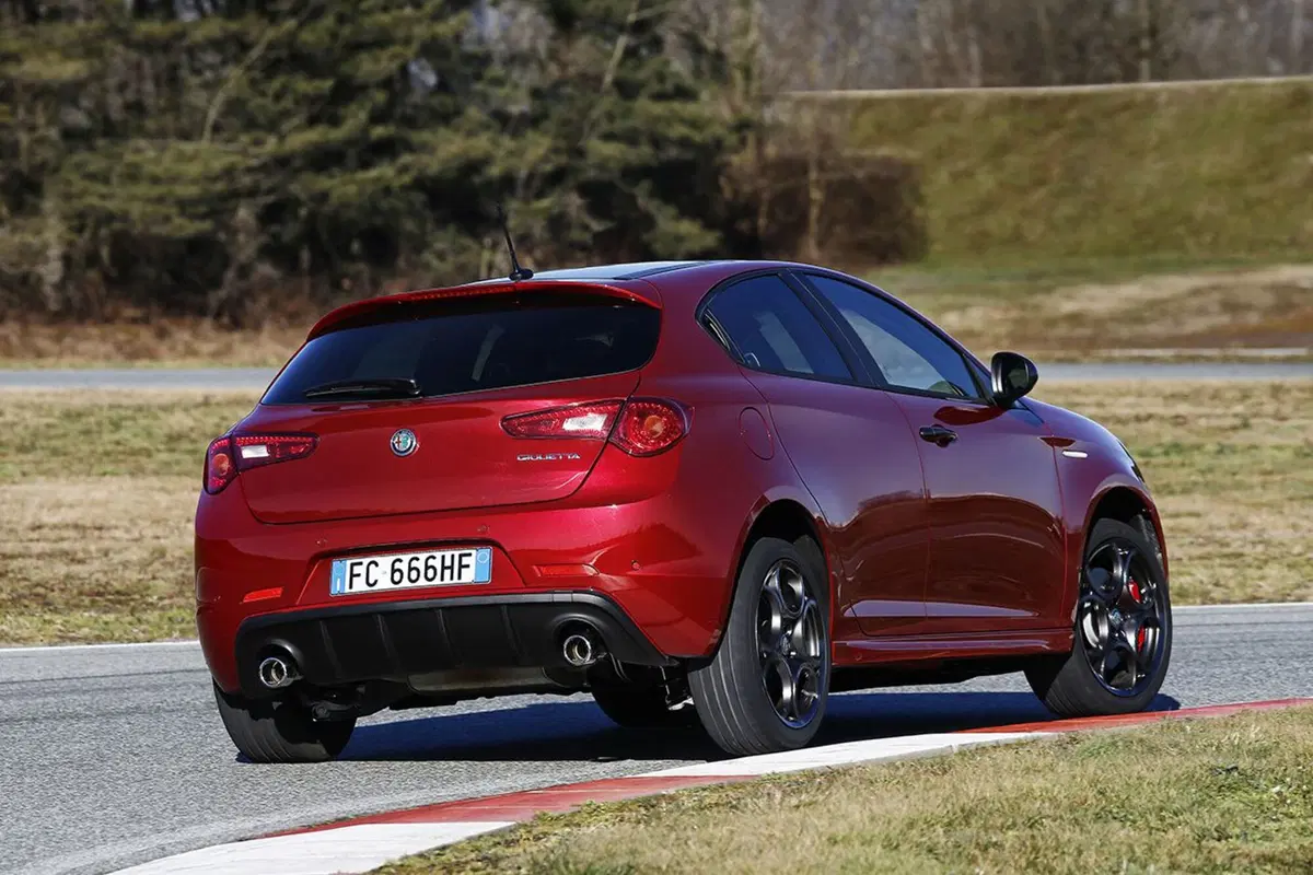 Quale comprare, Confronto: Alfa Romeo Giulietta Vs Honda Civic (7)