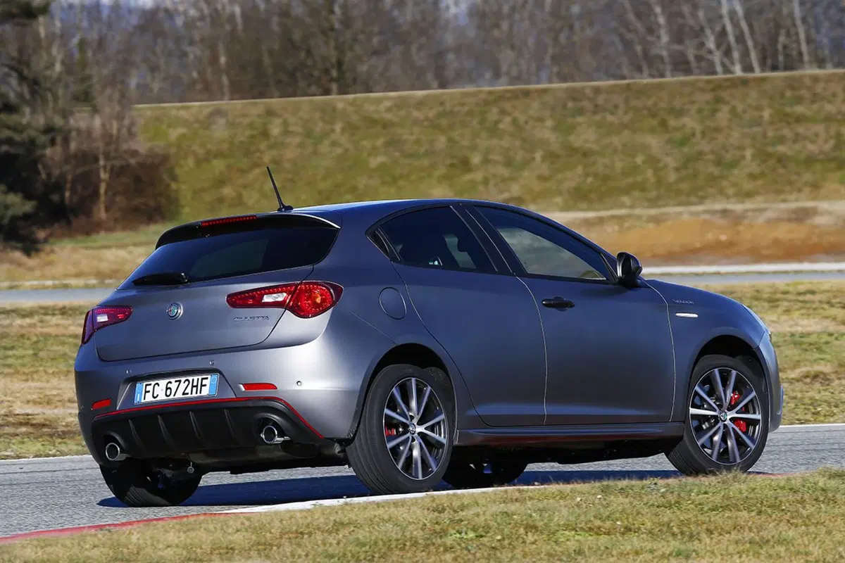 Quale comprare, Confronto: Alfa Romeo Giulietta Vs Honda Civic (9)