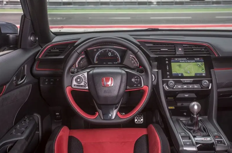 Toni forti su base razionale, dentro la Civic Type R 2017, come tradizione giapponese