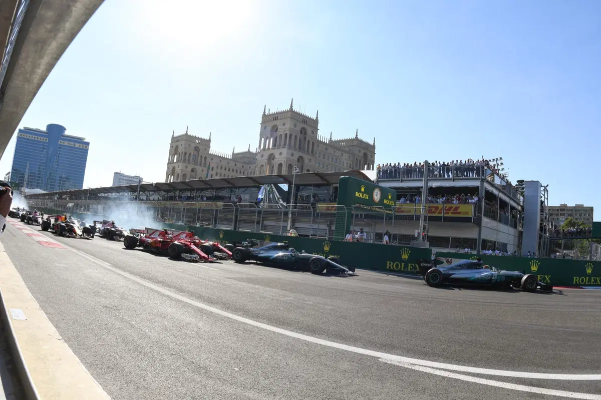 F1, GP Azerbaijan 2017: Hamilton e Vettel, tra i due litiganti Ricciardo gode  (19)