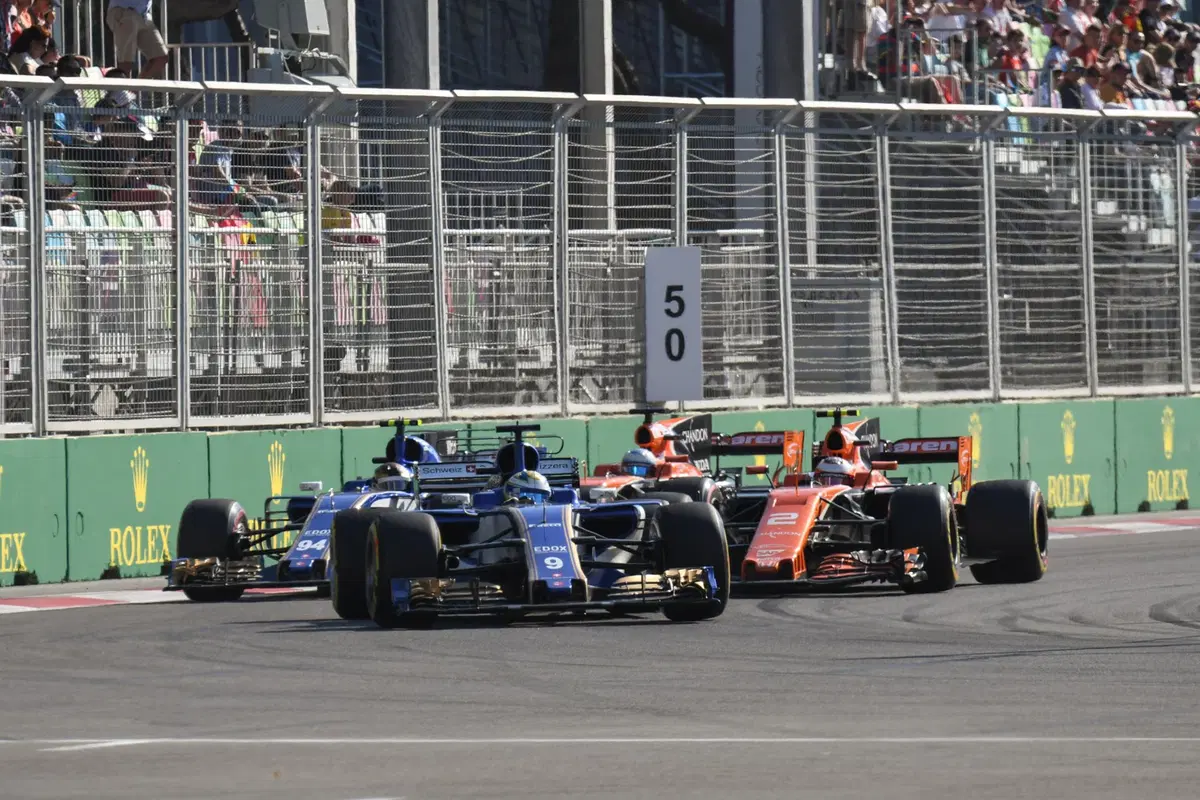 F1, GP Azerbaijan 2017: Hamilton e Vettel, tra i due litiganti Ricciardo gode  (20)