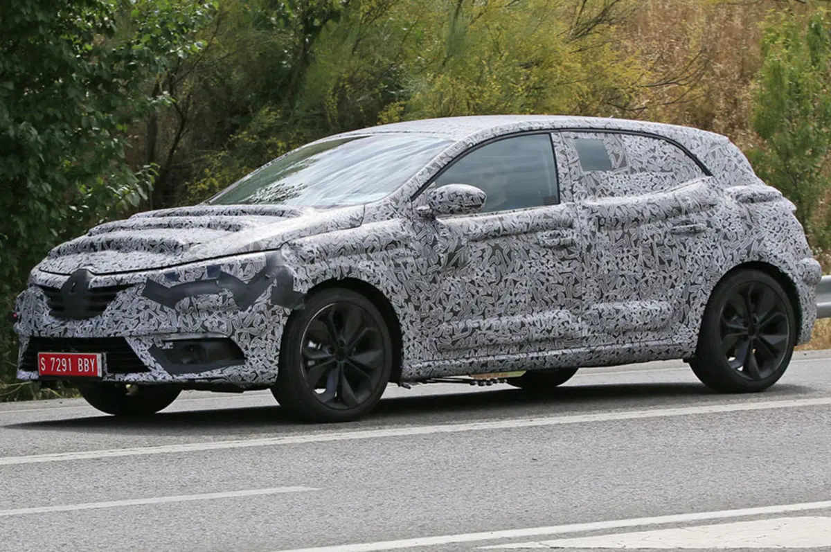 Renault Megane pronta alla quarta generazione: avvistato il muletto (4)