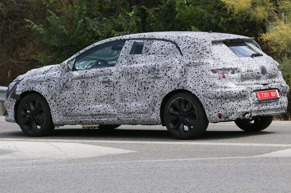Renault Megane pronta alla quarta generazione: avvistato il muletto (5)