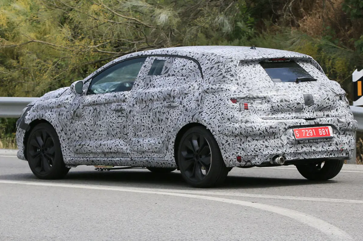 Renault Megane pronta alla quarta generazione: avvistato il muletto (6)